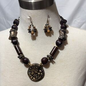 Source Unknown Brown and Gold Textured Pendant Necklace with Matching Earrings